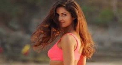 हीरोइन को अपने ब्वॉयफ्रेंड से मिलने के लिए कितने पापड़ बेलने पड़ते हैं